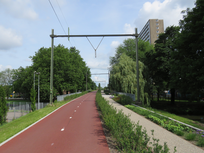 833571 Gezicht op het fiets- en wandelpad in het park Oosterspoorbaan te Utrecht, ter hoogte van het viaduct over de ...